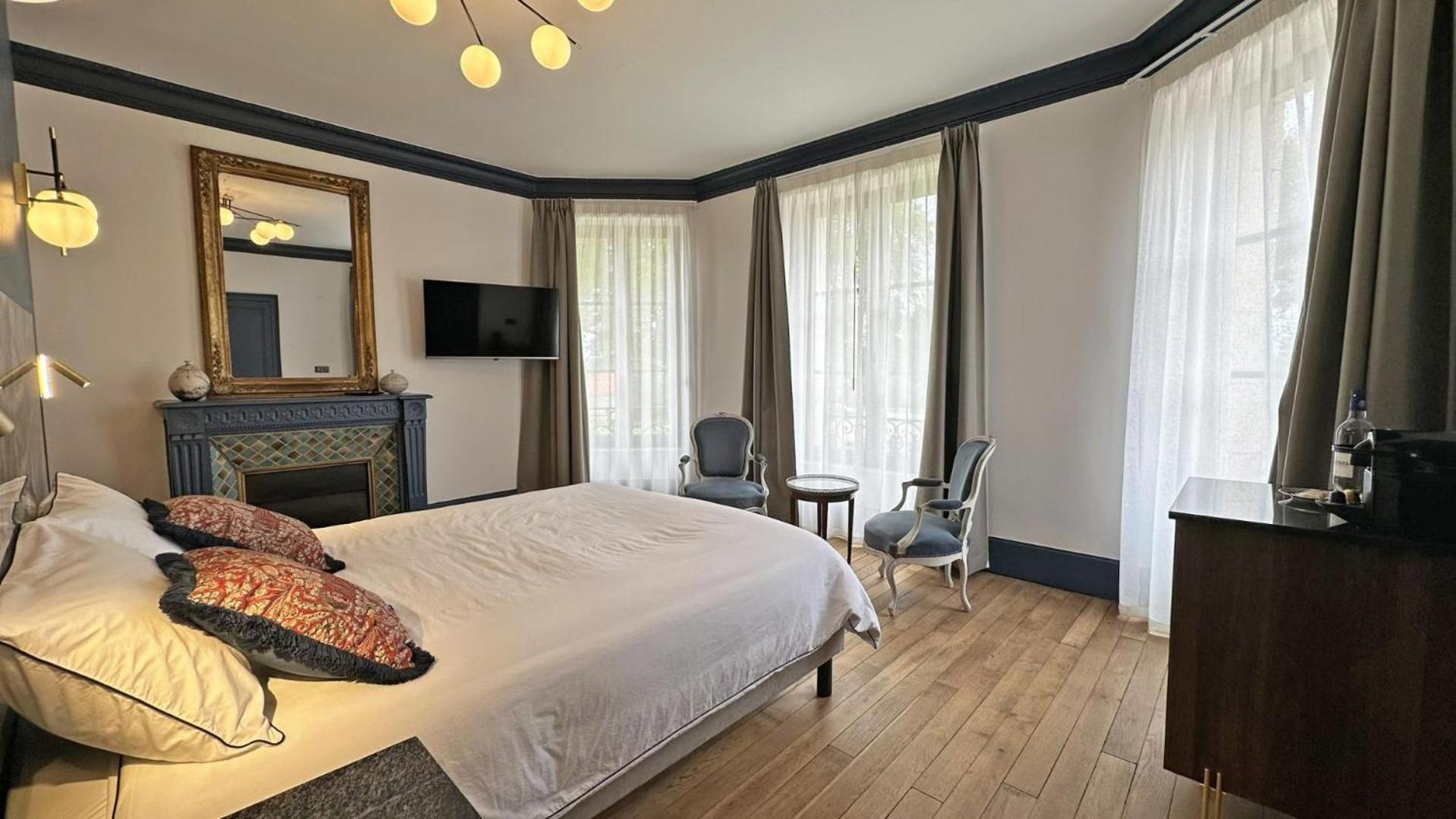 Le Manoir Des Perrieres Bed & Breakfast Rochechouart Exterior photo