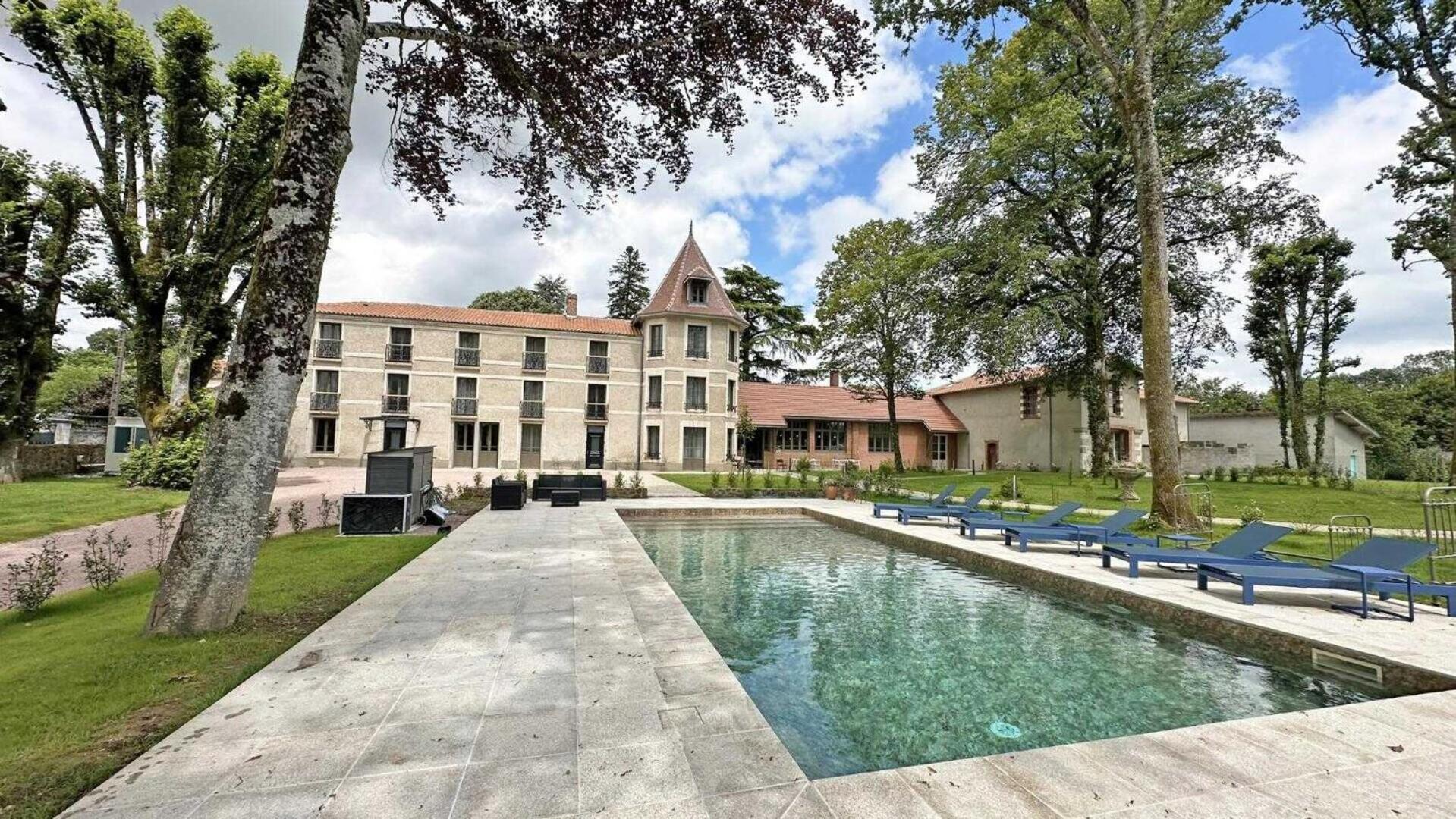 Le Manoir Des Perrieres Bed & Breakfast Rochechouart Exterior photo