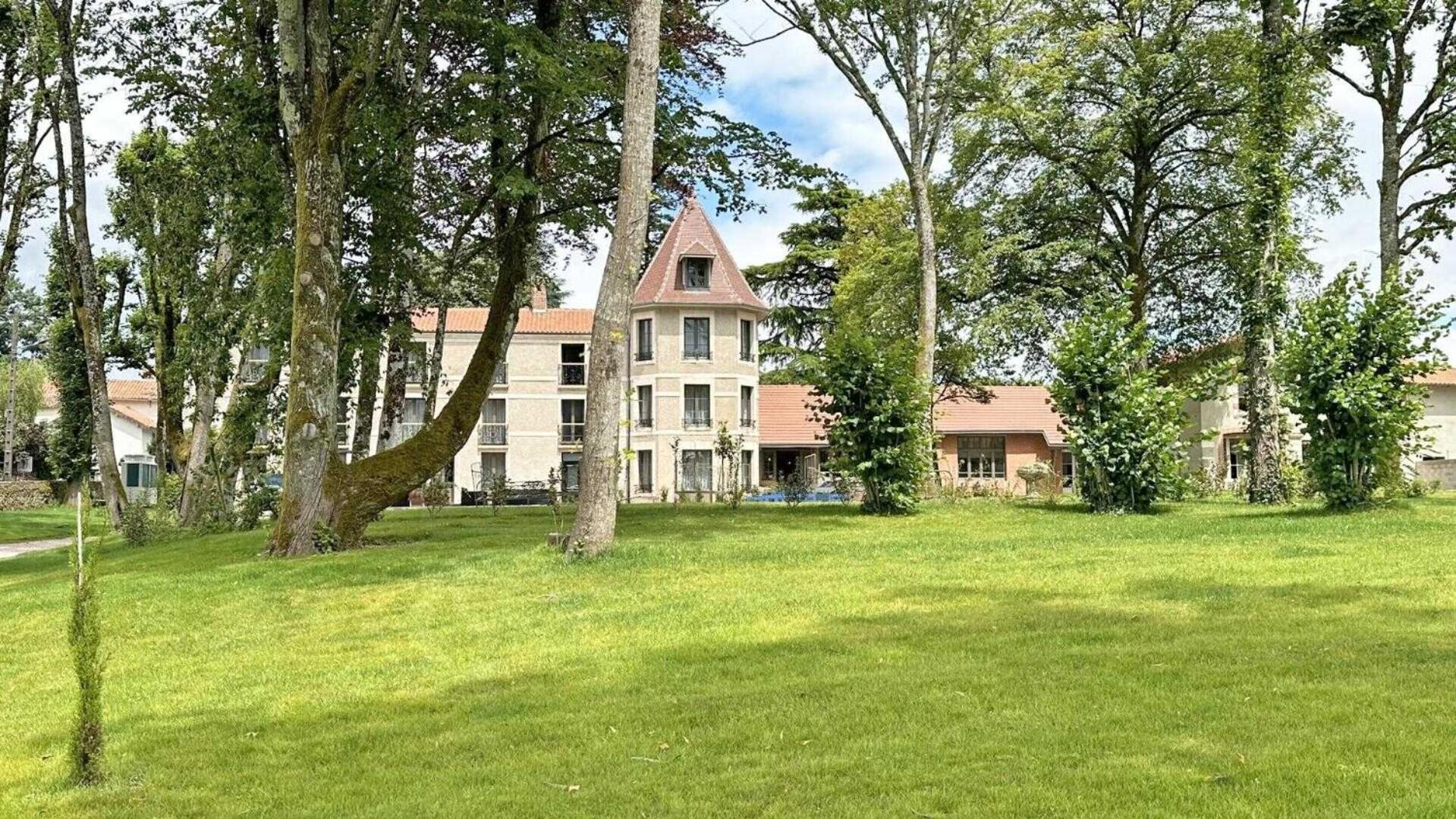 Le Manoir Des Perrieres Bed & Breakfast Rochechouart Exterior photo